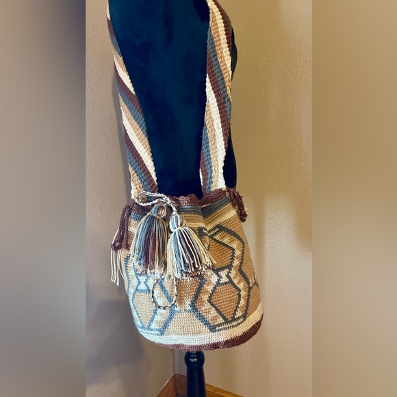 Authentic handwoven Colombian Mochila made by the Wayuu tribe in La Guajira. - Picture 3 of 5